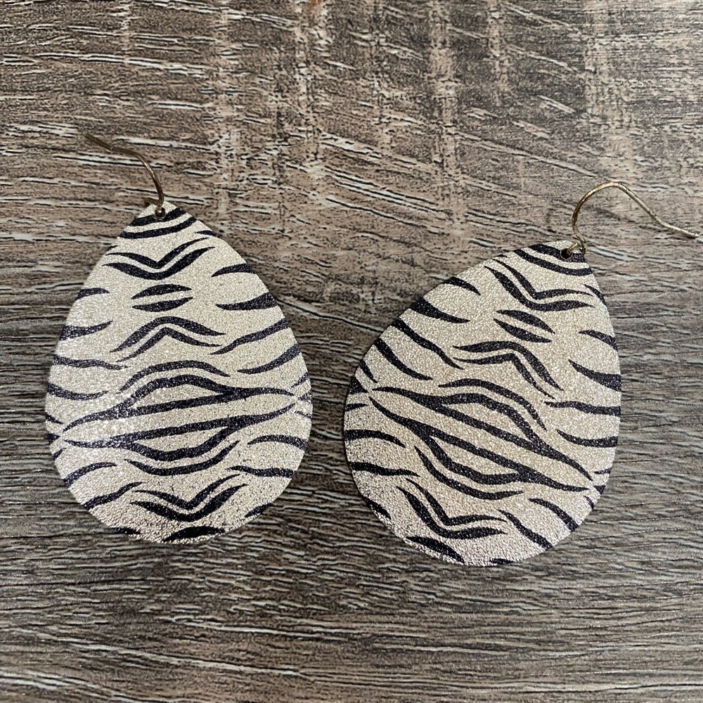 Silver zebra print glitter earrings‎